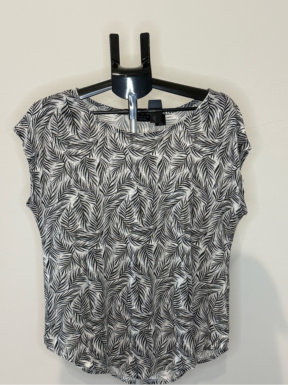 Tahari Black & White Leaf-Pattern Tunic Top